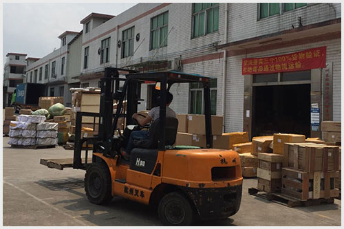 東際國際員工正在搬運(yùn)貨物